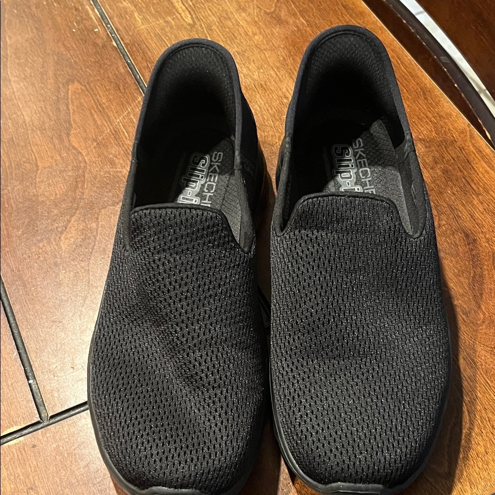 Skechers women’s Black Mesh Slip-Ons - Picture 2 of 4